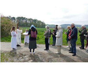 Bittprozession an der Weingartenkapelle (Foto: Karl-Franz Thiede)